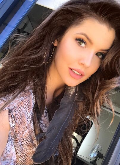 Amanda Cerny: Sexy & Stunning Pictures Collection